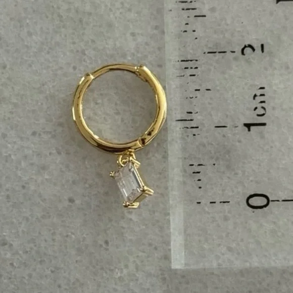 18k Gold Crystal Princess Dangle Huggie Hoop Earrings
Brand New - Picture 3 of 4